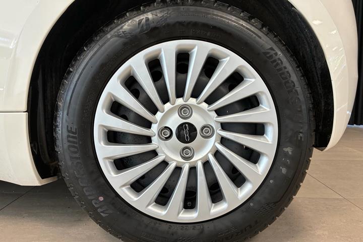 Hvid Fiat 500e fra 2023