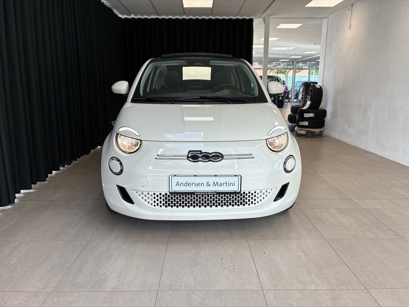 Hvid Fiat 500e fra 2023