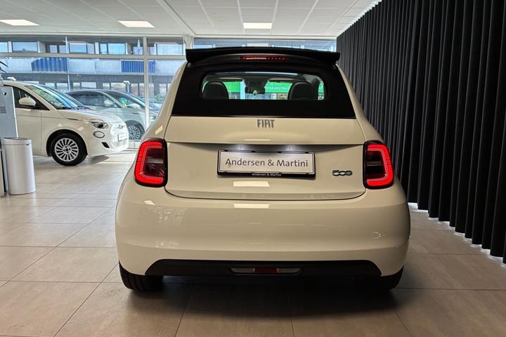 Hvid Fiat 500e fra 2023