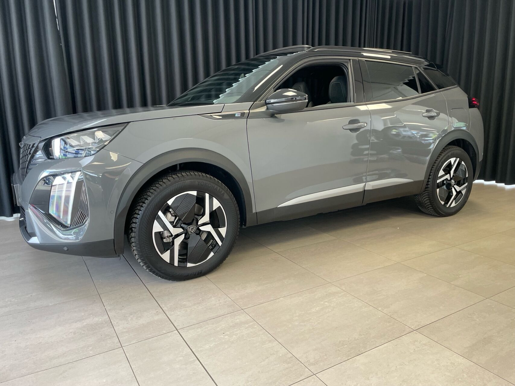 Grå Peugeot e-2008 fra 2026
