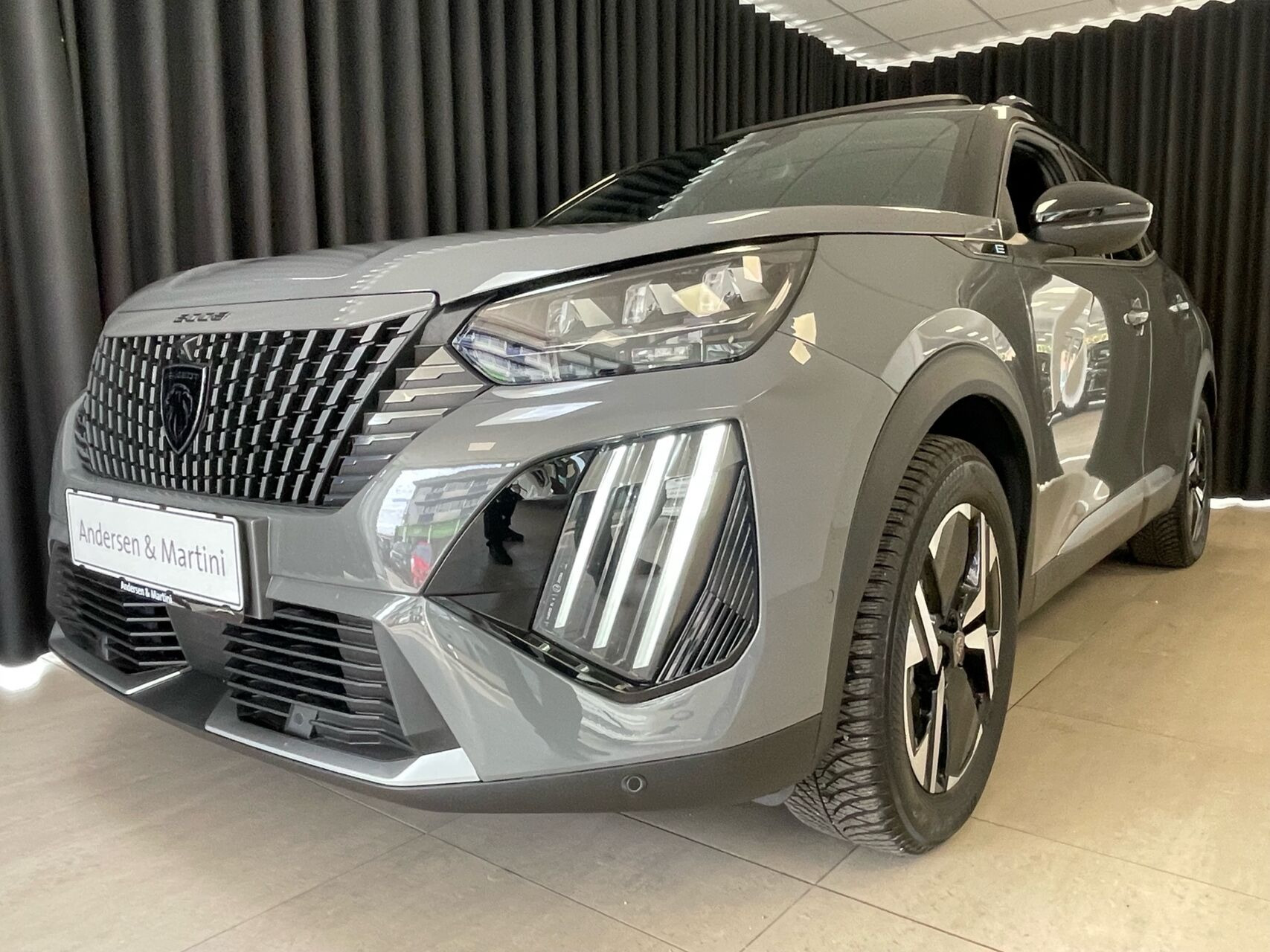 Grå Peugeot e-2008 fra 2026