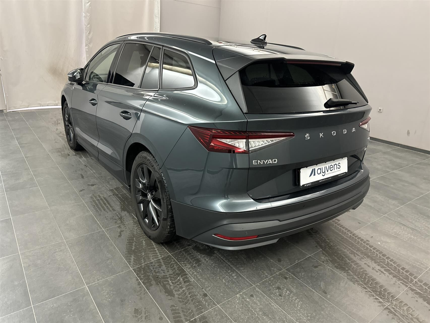 Grå Skoda Enyaq fra 2022
