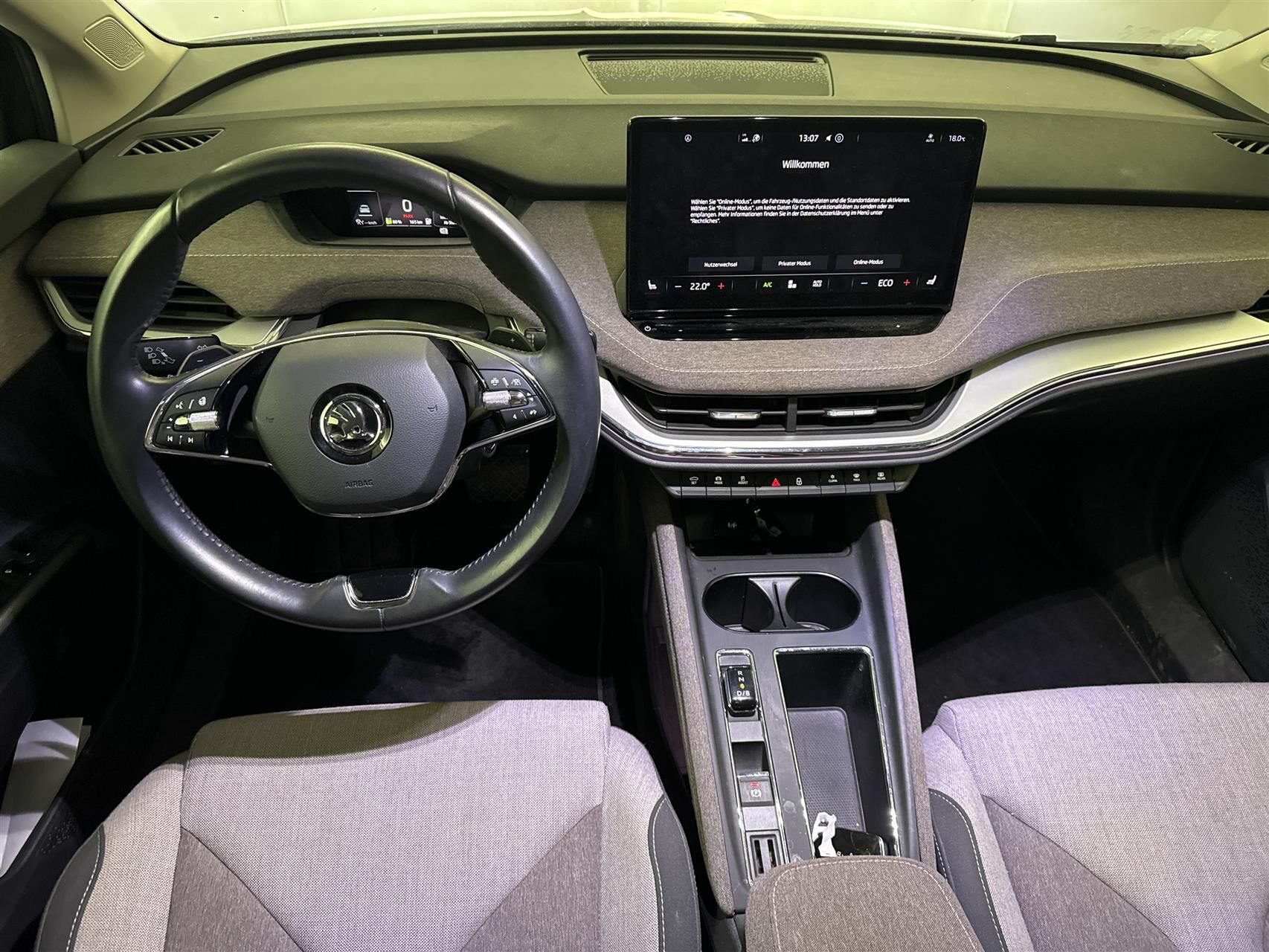 Grå Skoda Enyaq fra 2022