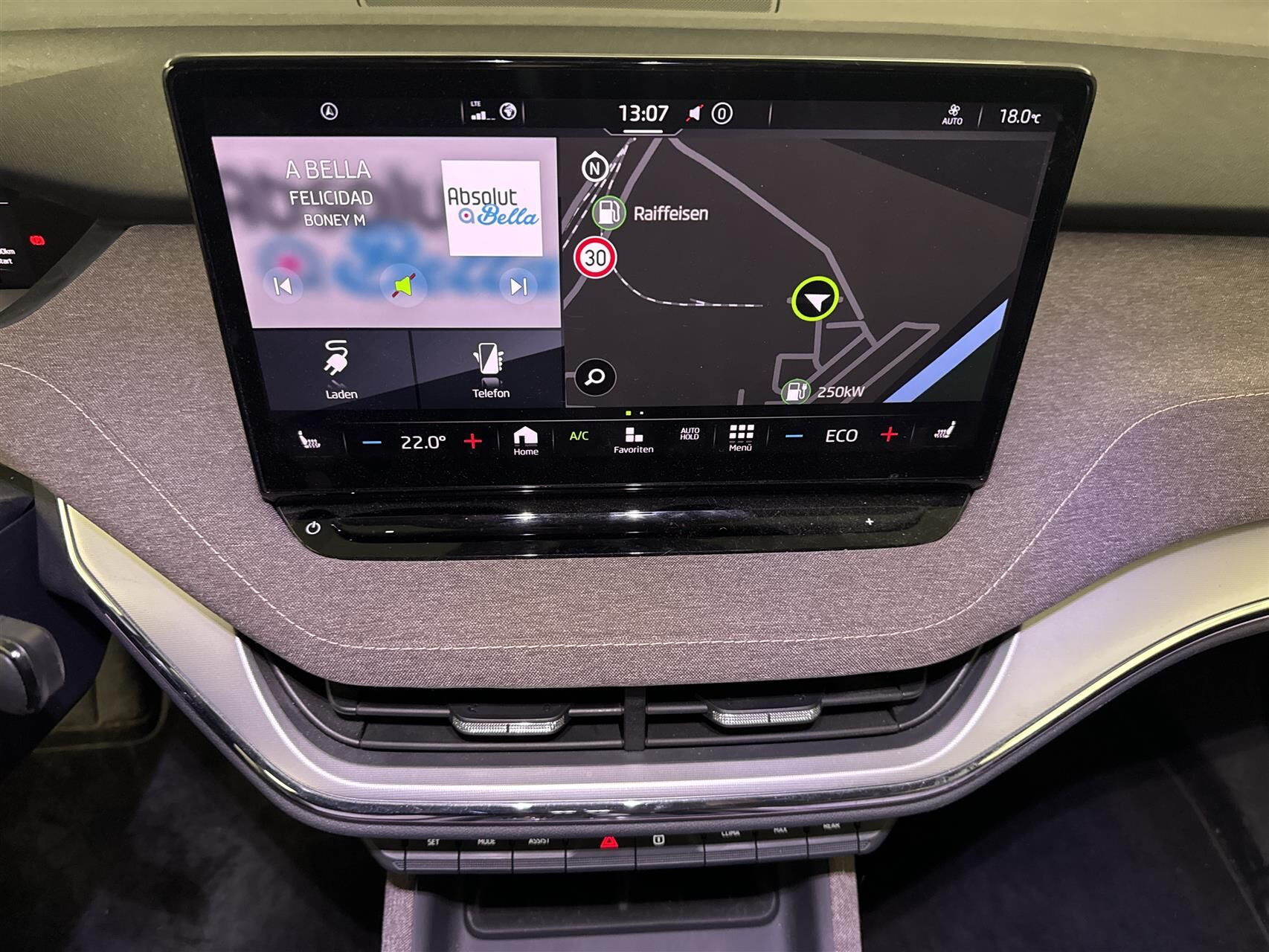 Grå Skoda Enyaq fra 2022