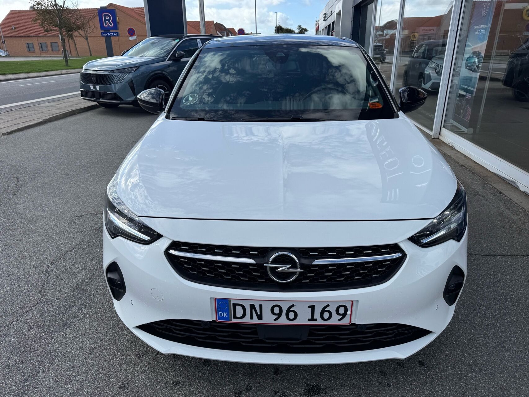 Hvid Opel Corsa fra 2023