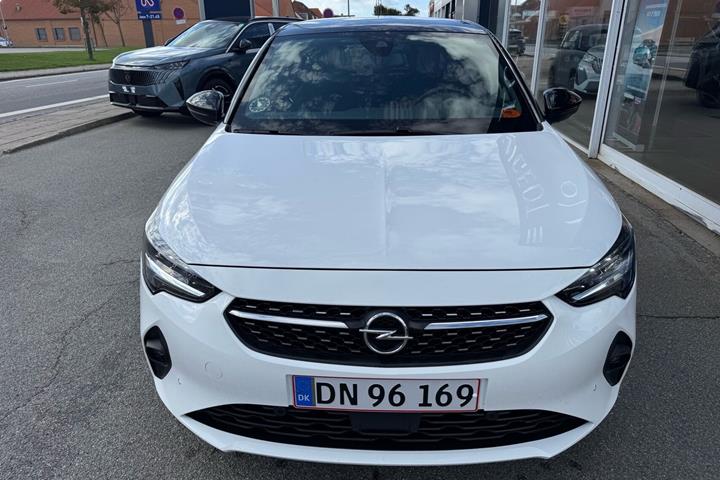 Hvid Opel Corsa fra 2023
