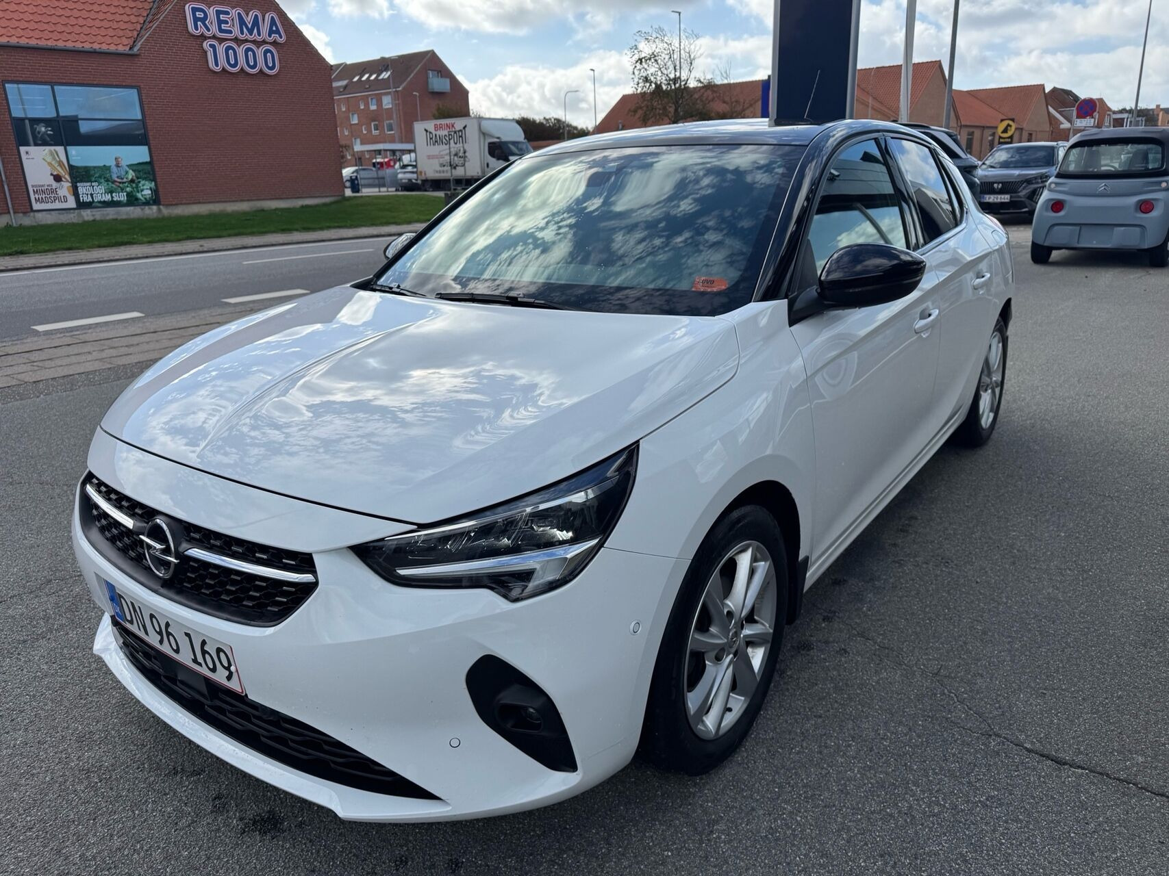 Hvid Opel Corsa fra 2023