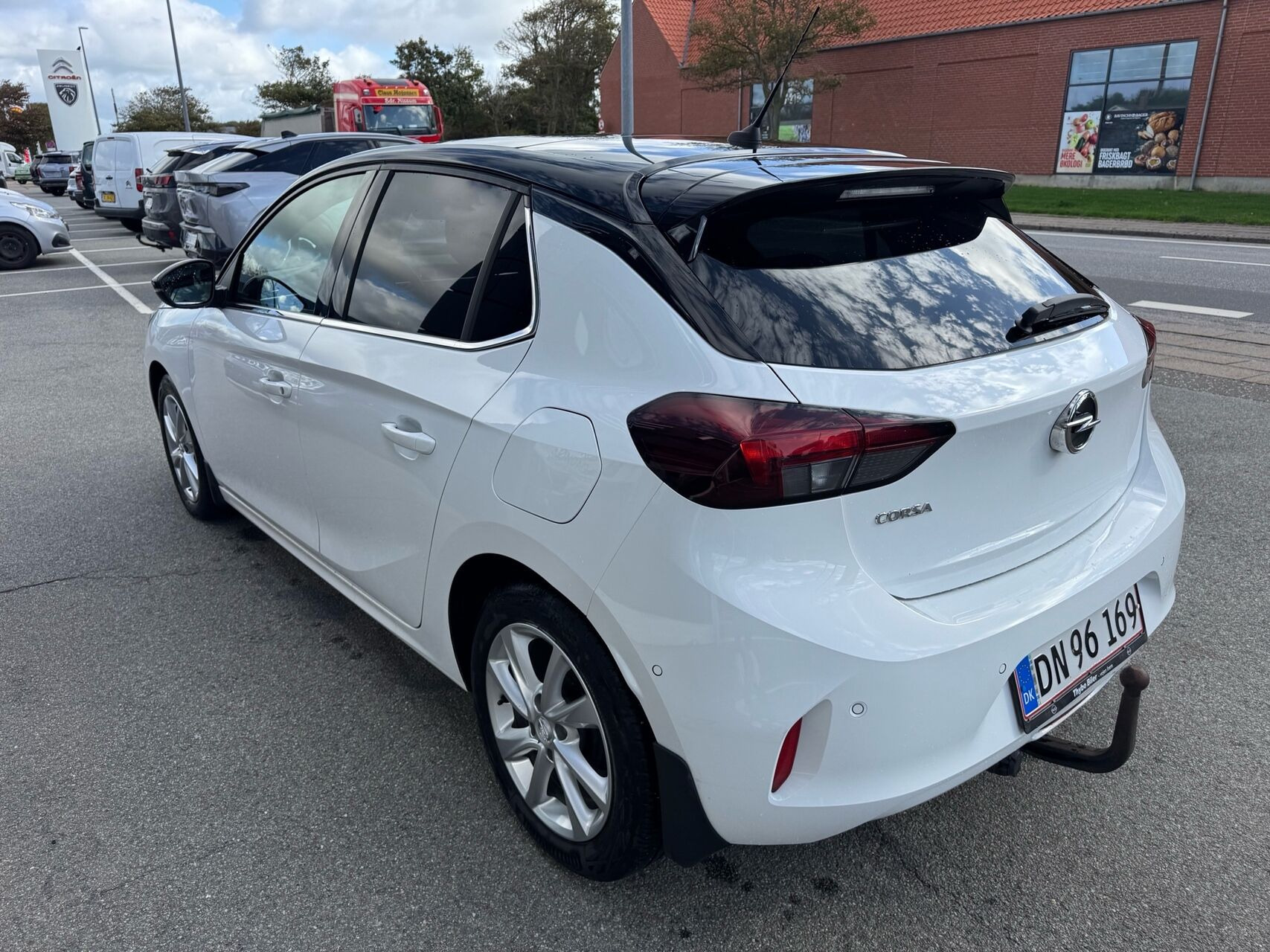Hvid Opel Corsa fra 2023