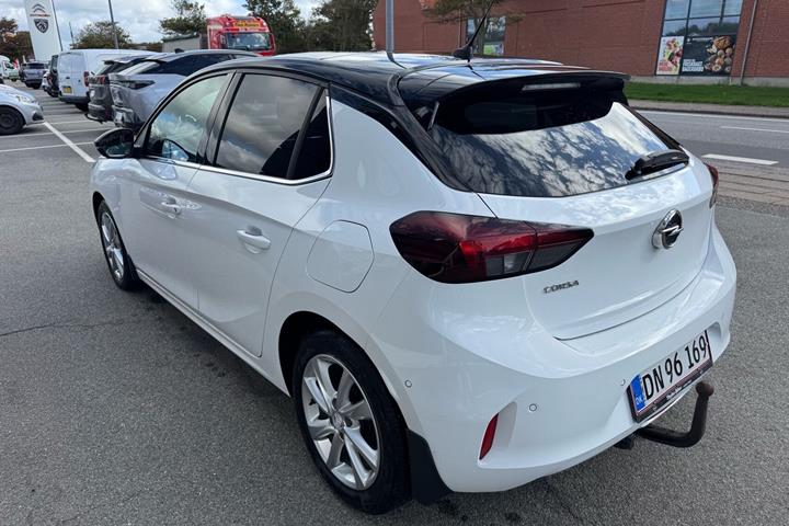 Hvid Opel Corsa fra 2023