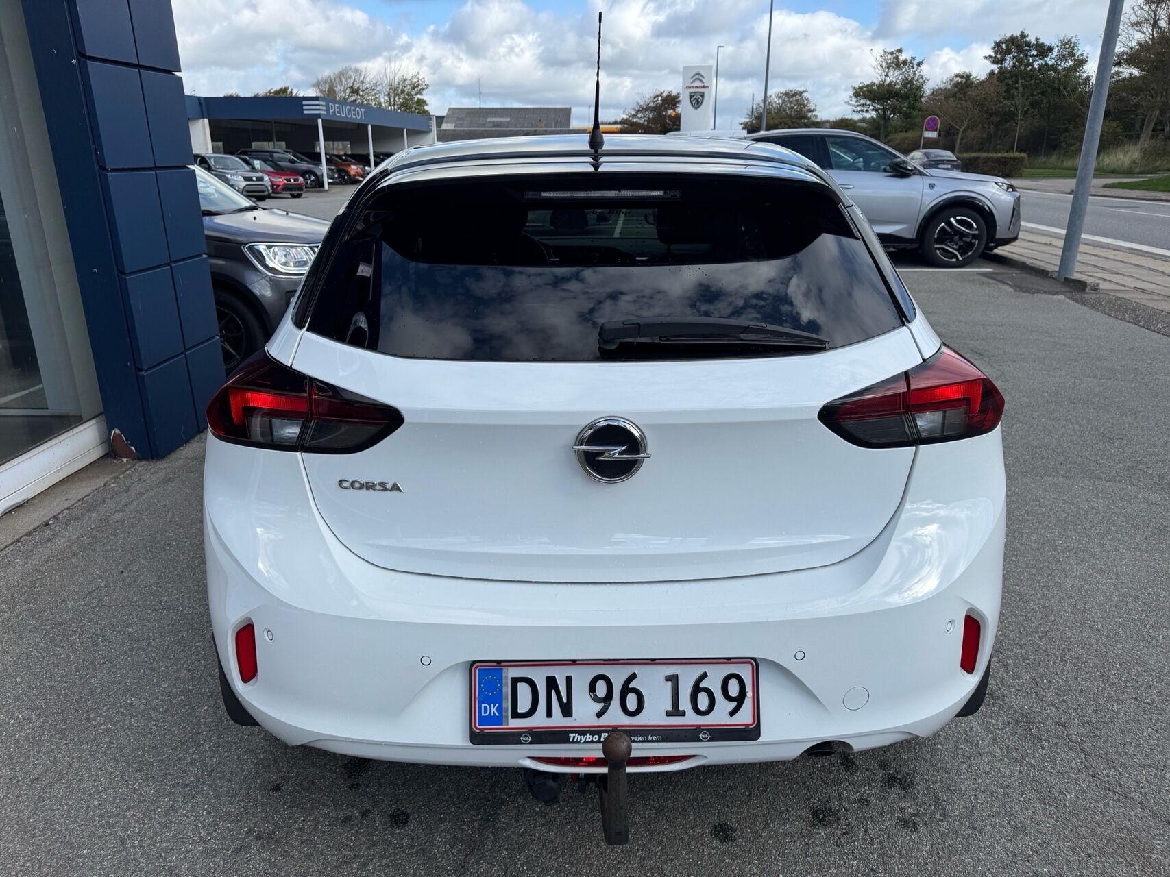 Hvid Opel Corsa fra 2023