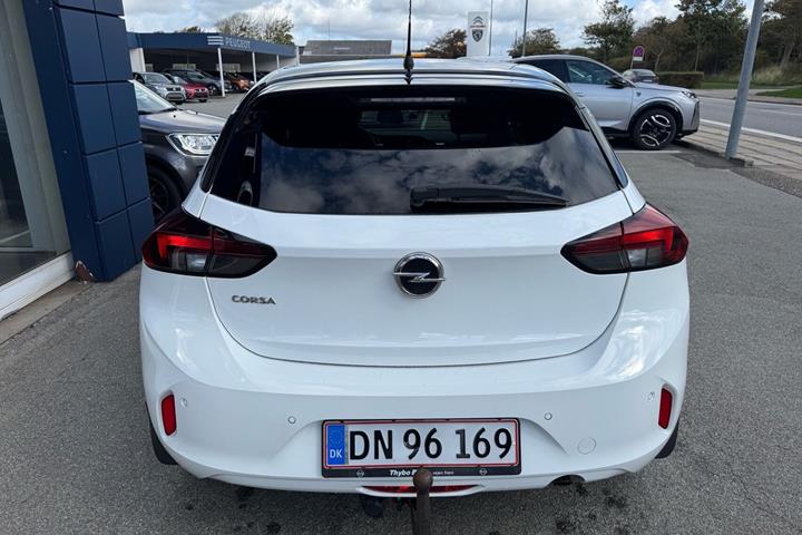 Hvid Opel Corsa fra 2023