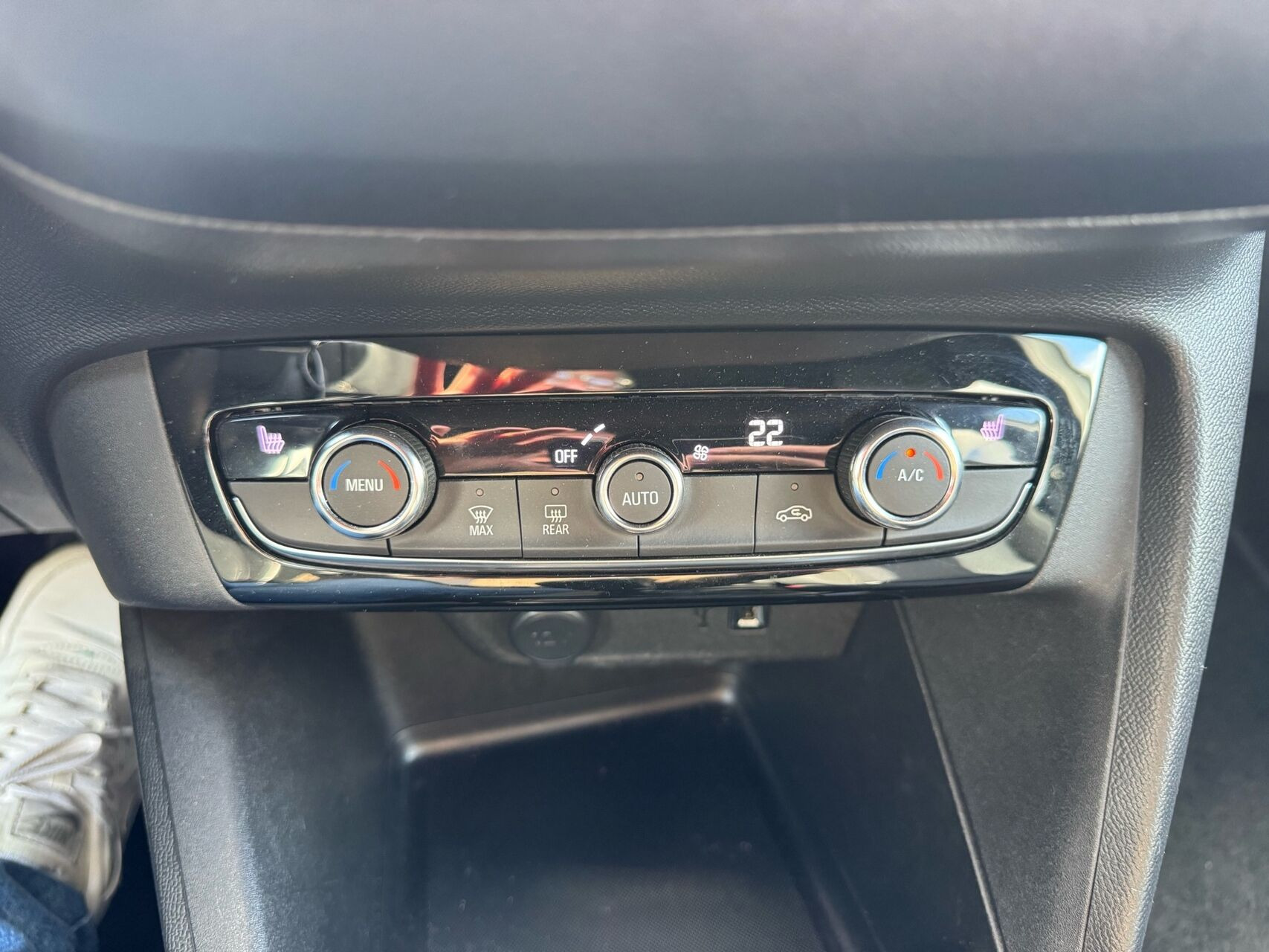 Hvid Opel Corsa fra 2023