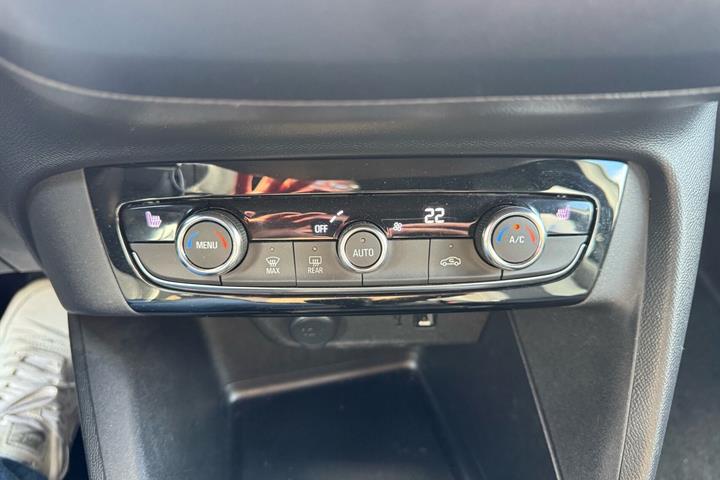 Hvid Opel Corsa fra 2023