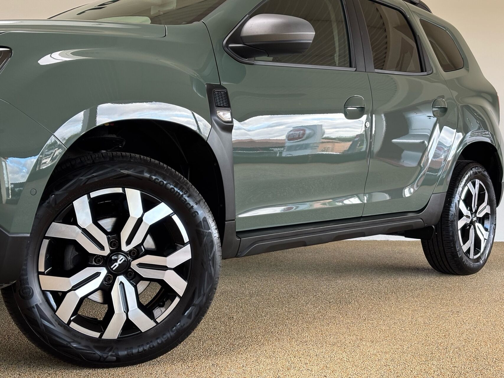 Grøn Dacia Duster fra 2023
