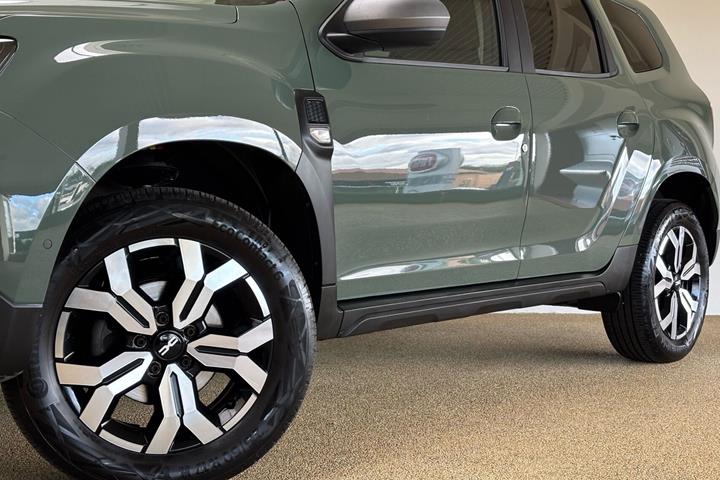 Grøn Dacia Duster fra 2023