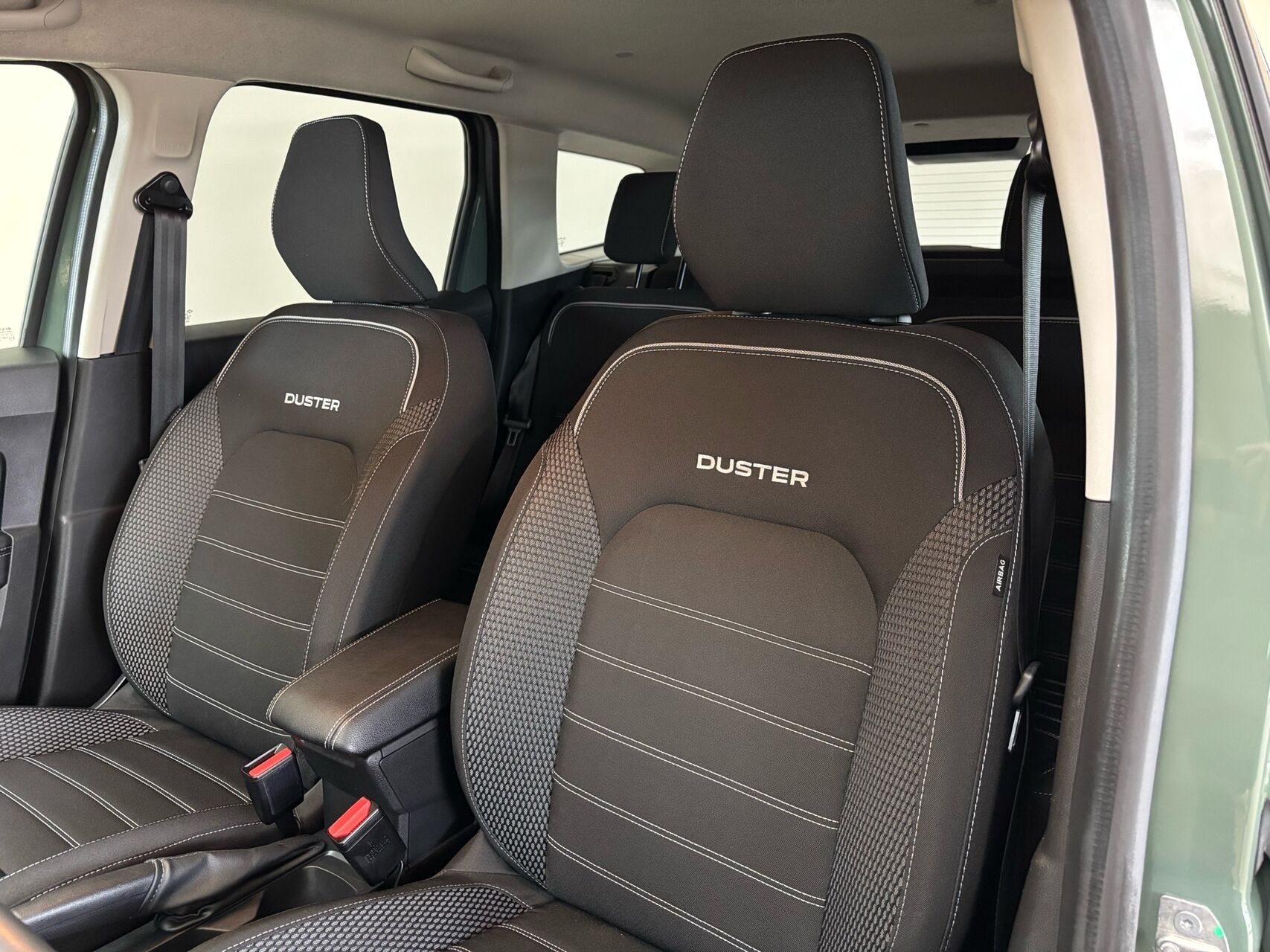 Grøn Dacia Duster fra 2023