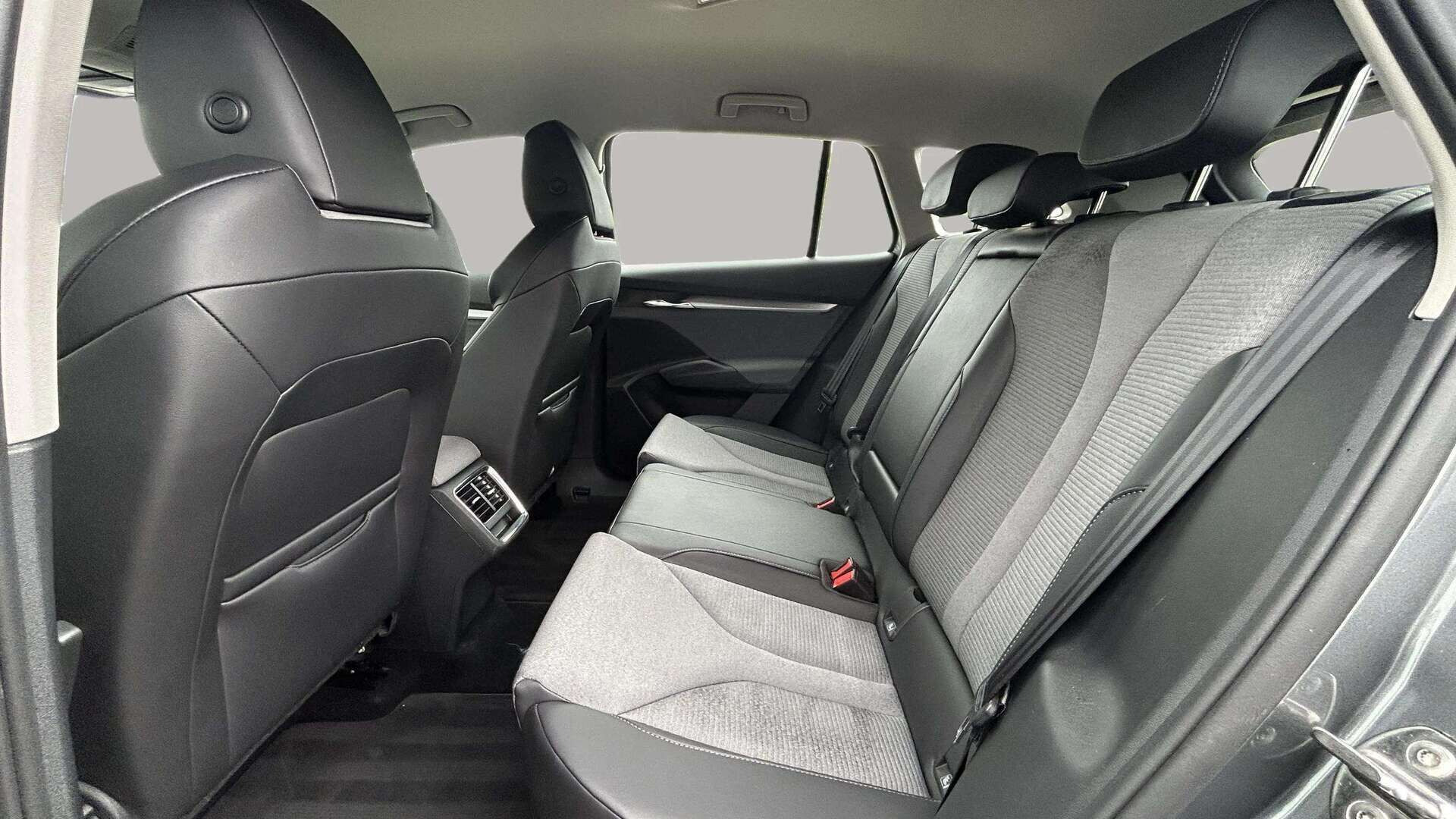 Grå Skoda Enyaq fra 2023