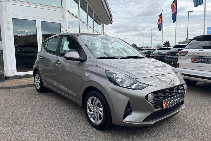 Beige Hyundai i10 fra 2022