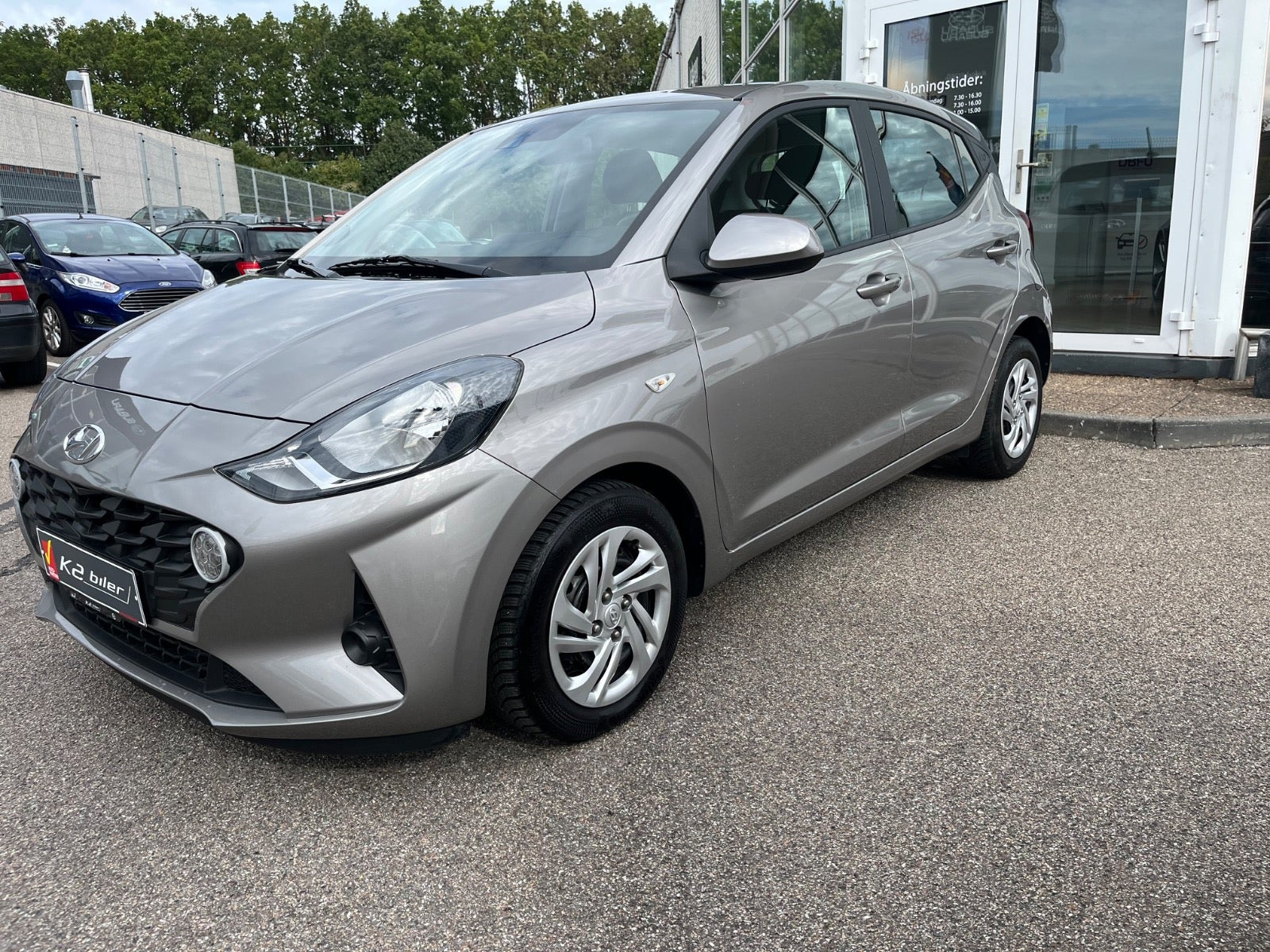 Beige Hyundai i10 fra 2022