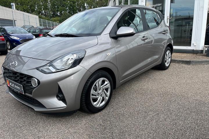 Beige Hyundai i10 fra 2022