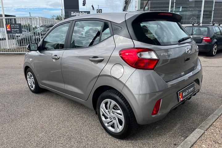 Beige Hyundai i10 fra 2022