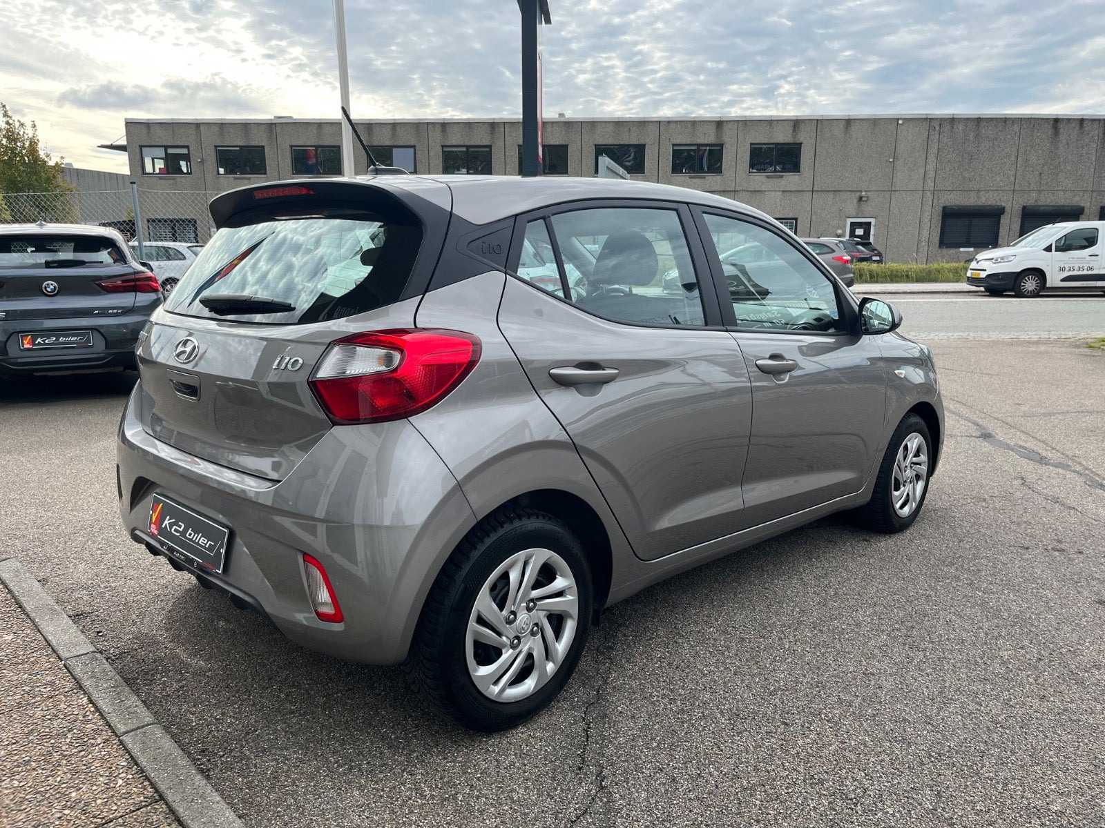 Beige Hyundai i10 fra 2022