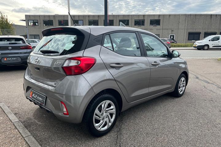Beige Hyundai i10 fra 2022