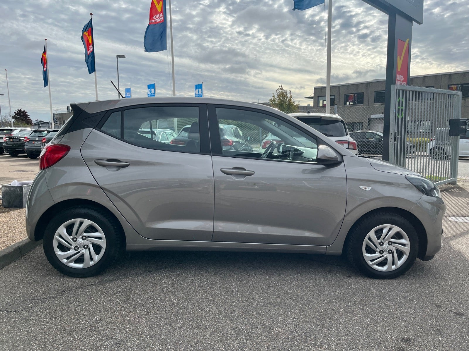 Beige Hyundai i10 fra 2022