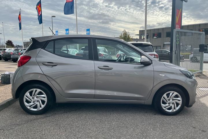 Beige Hyundai i10 fra 2022