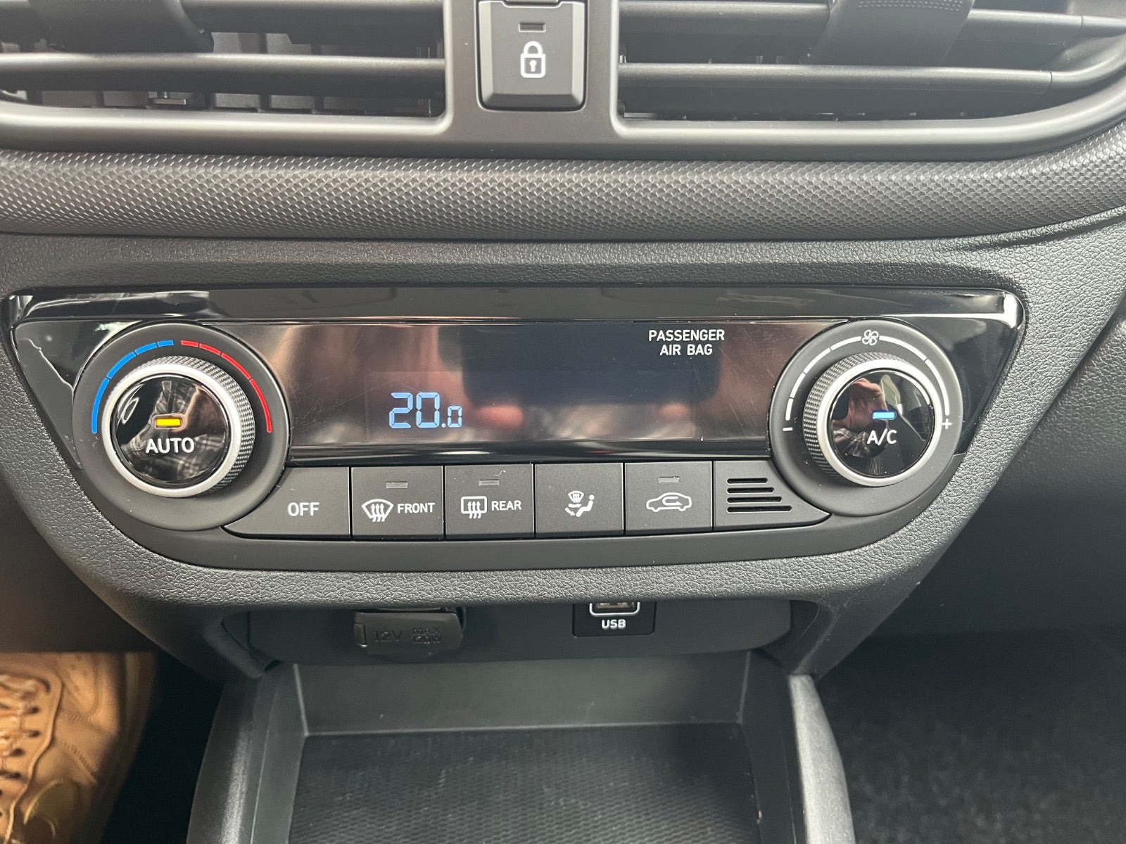 Beige Hyundai i10 fra 2022