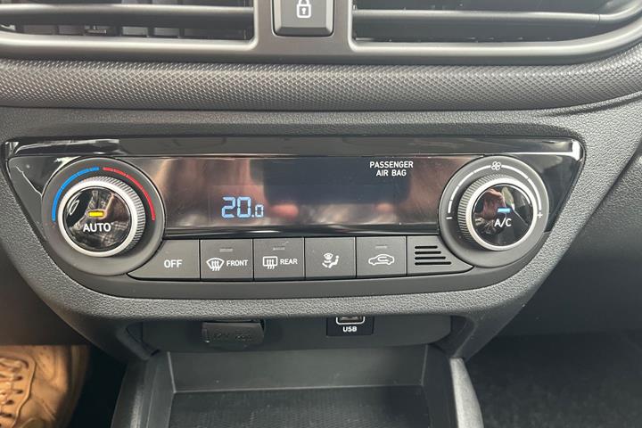 Beige Hyundai i10 fra 2022
