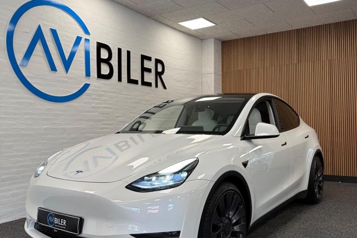 Hvid Tesla Model Y fra 2023