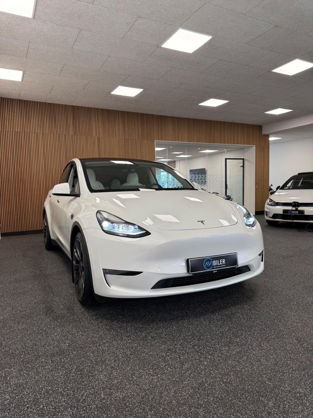 Hvid Tesla Model Y fra 2023