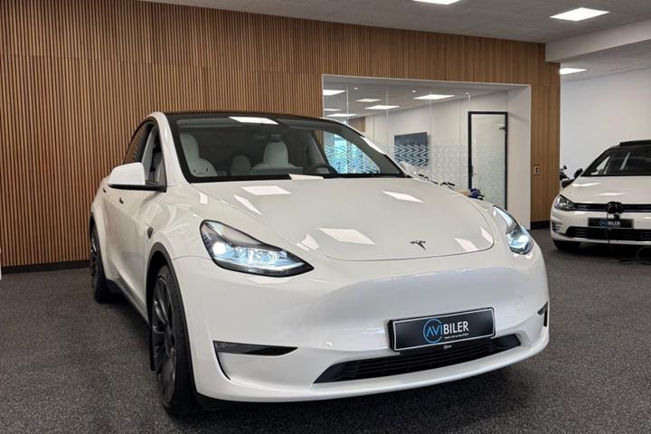 Hvid Tesla Model Y fra 2023