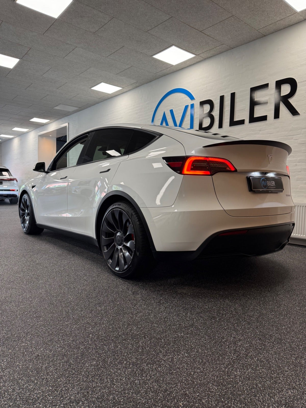 Hvid Tesla Model Y fra 2023