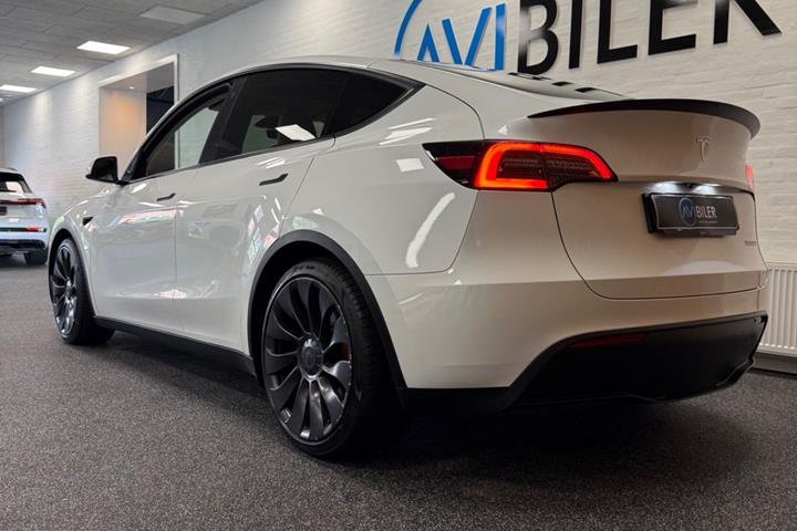 Hvid Tesla Model Y fra 2023