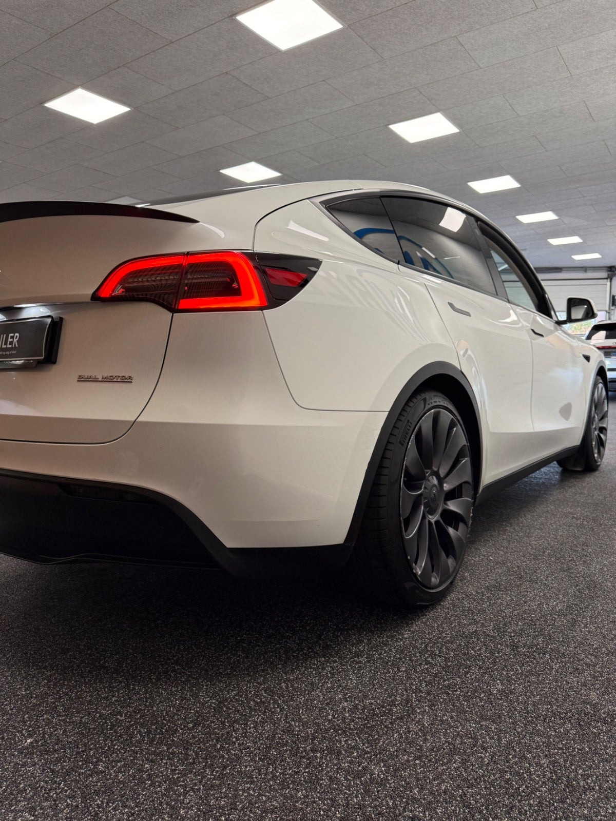Hvid Tesla Model Y fra 2023