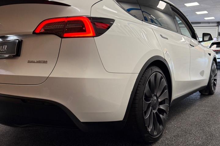 Hvid Tesla Model Y fra 2023