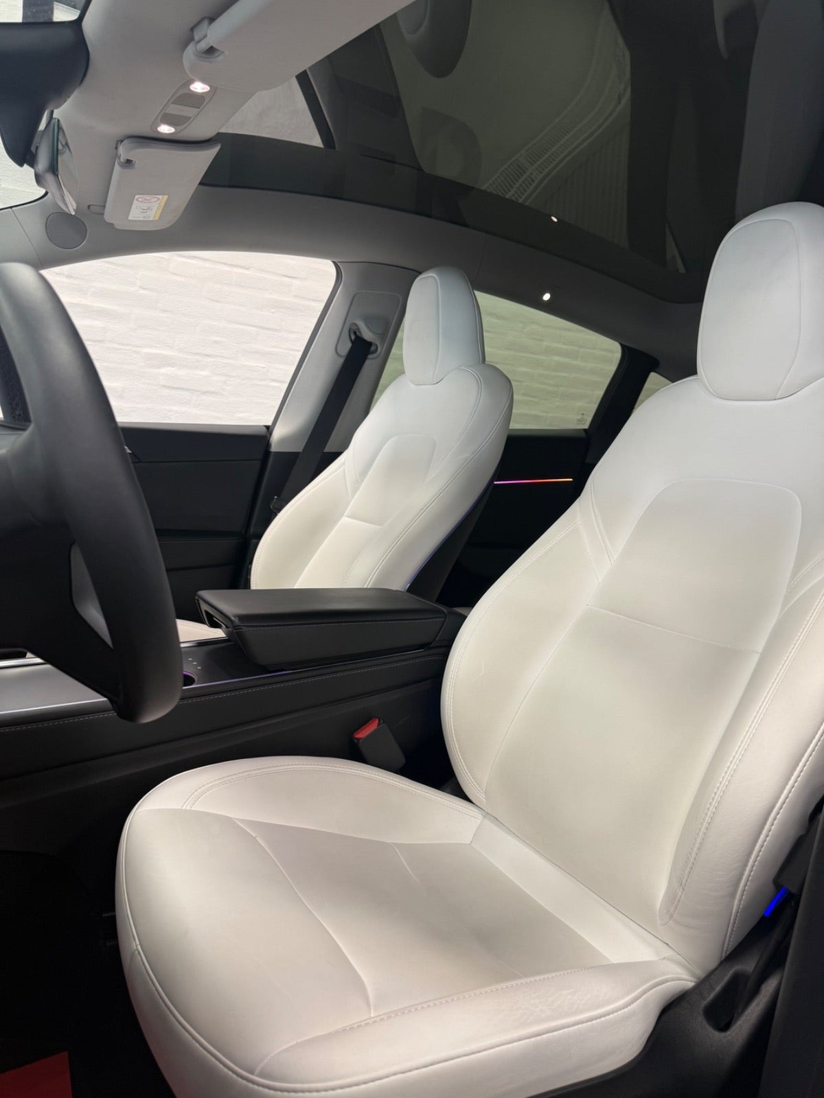 Hvid Tesla Model Y fra 2023