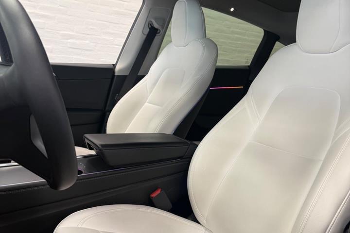 Hvid Tesla Model Y fra 2023