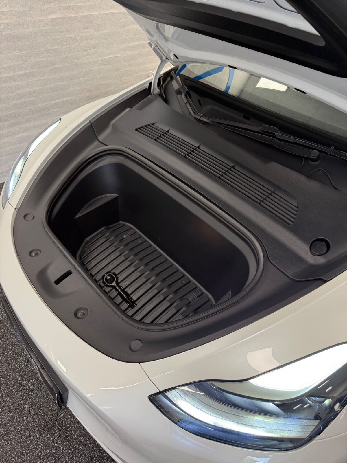 Hvid Tesla Model Y fra 2023