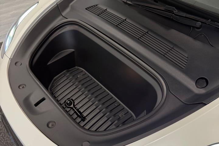 Hvid Tesla Model Y fra 2023