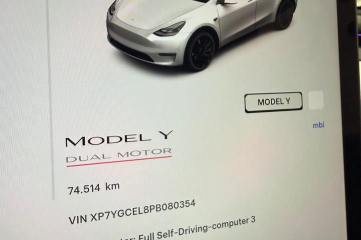 Hvid Tesla Model Y fra 2023