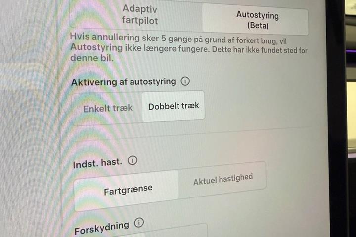 Hvid Tesla Model Y fra 2023