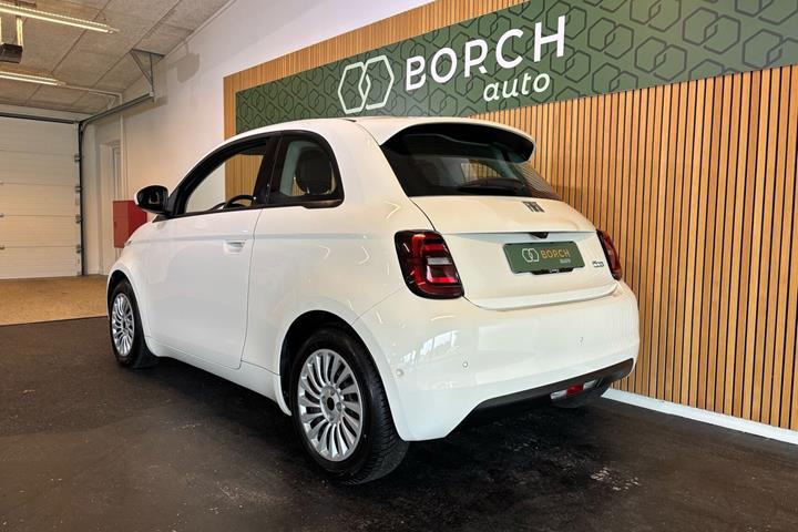 Hvid Fiat 500e fra 2023