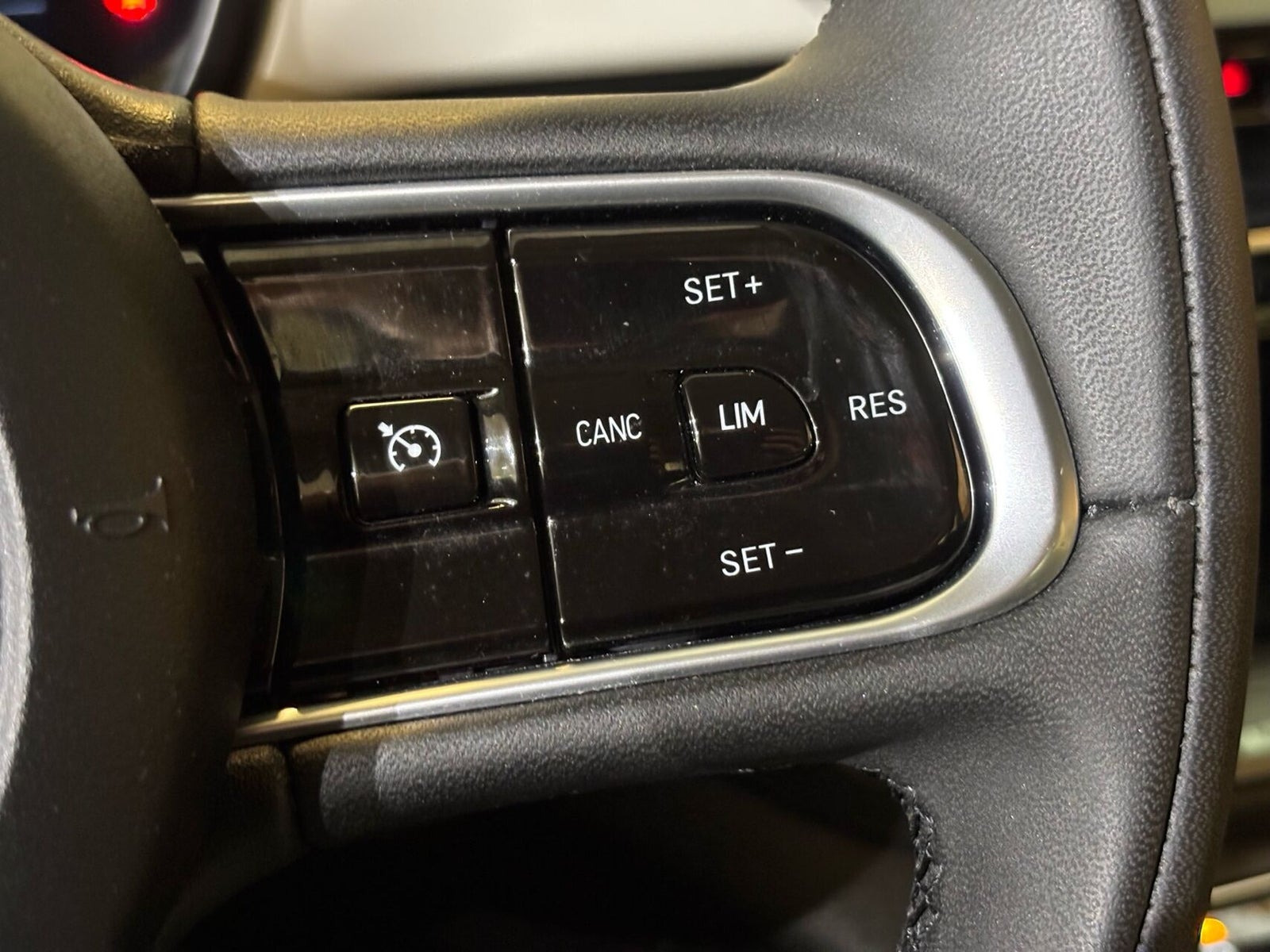 Hvid Fiat 500e fra 2023