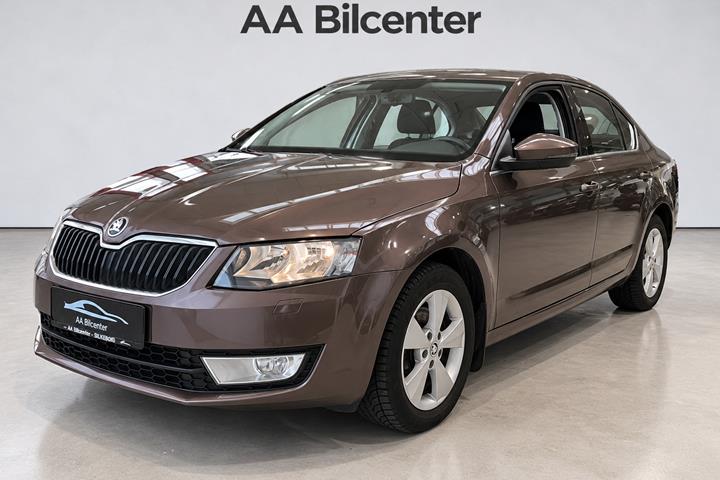 Brun Skoda Octavia fra 2015 set udefra