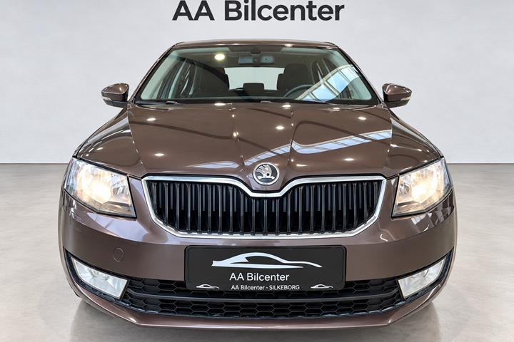 Brun Skoda Octavia fra 2015