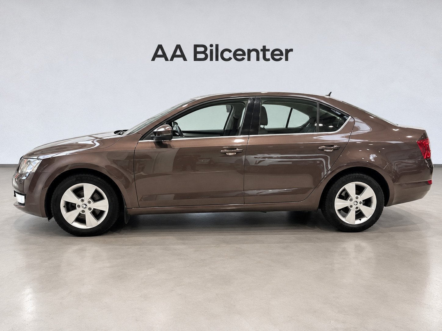 Brun Skoda Octavia fra 2015