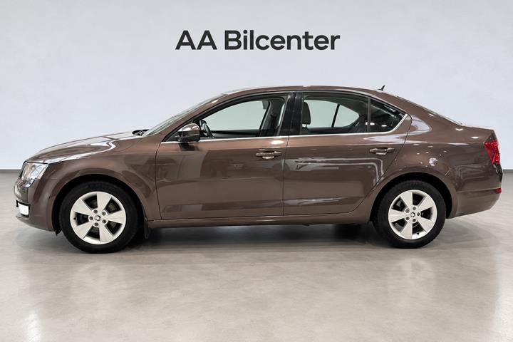 Brun Skoda Octavia fra 2015